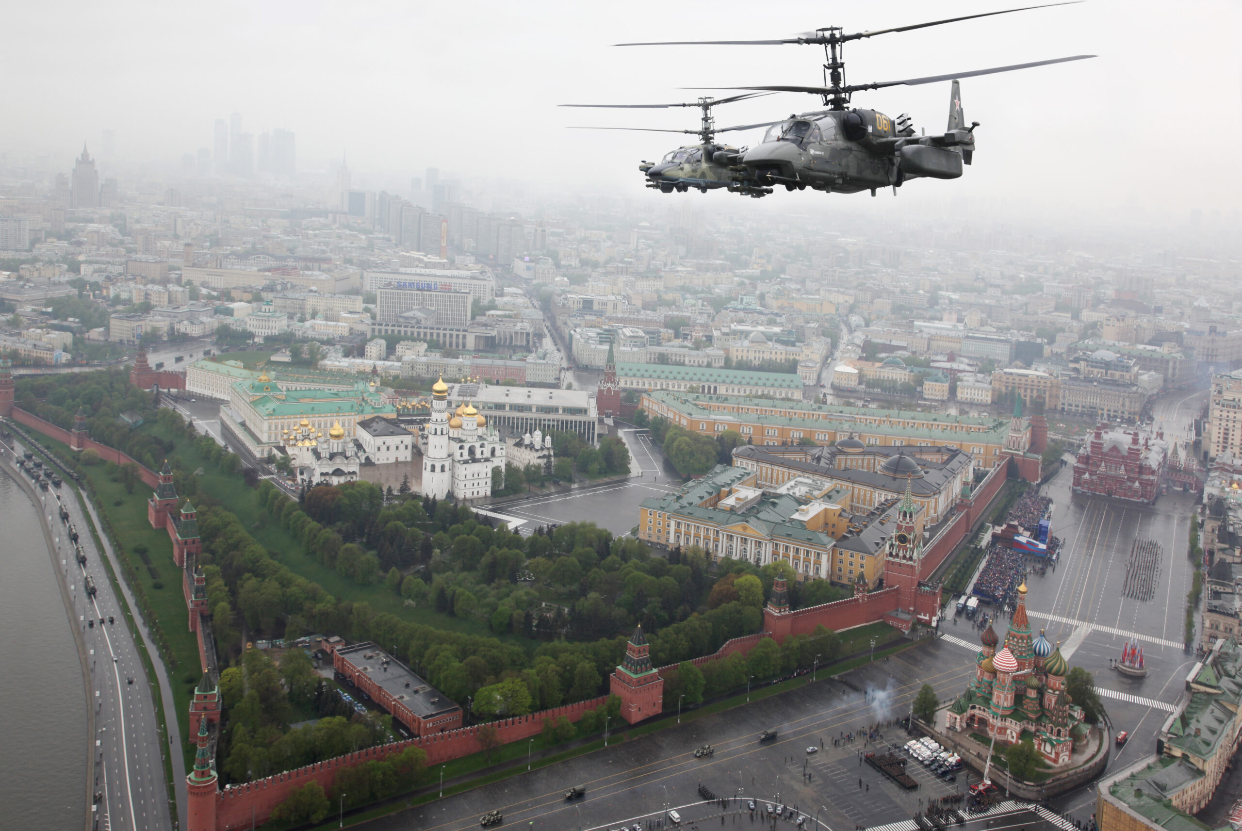 Вертолеты над водохранилищем. Ка-52 вертолёт. Вид из вертолета. Вертолеты над красной площадью. Военные вертолеты над Москвой.
